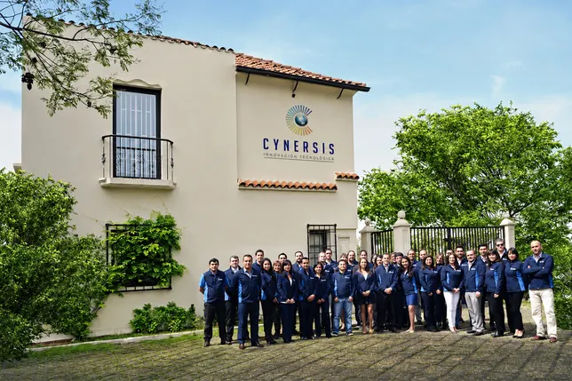 Equipo Cynersis frente a oficinas Av. Pocuro, Providencia, Santiago