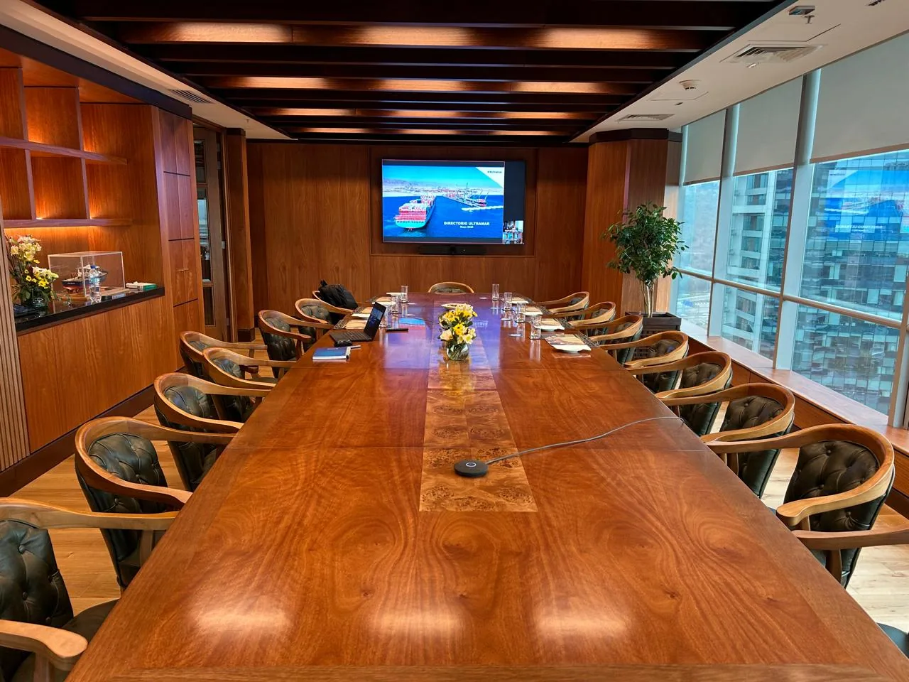 Sala de diretoria com Teams Room integrado — cliente Cynersis