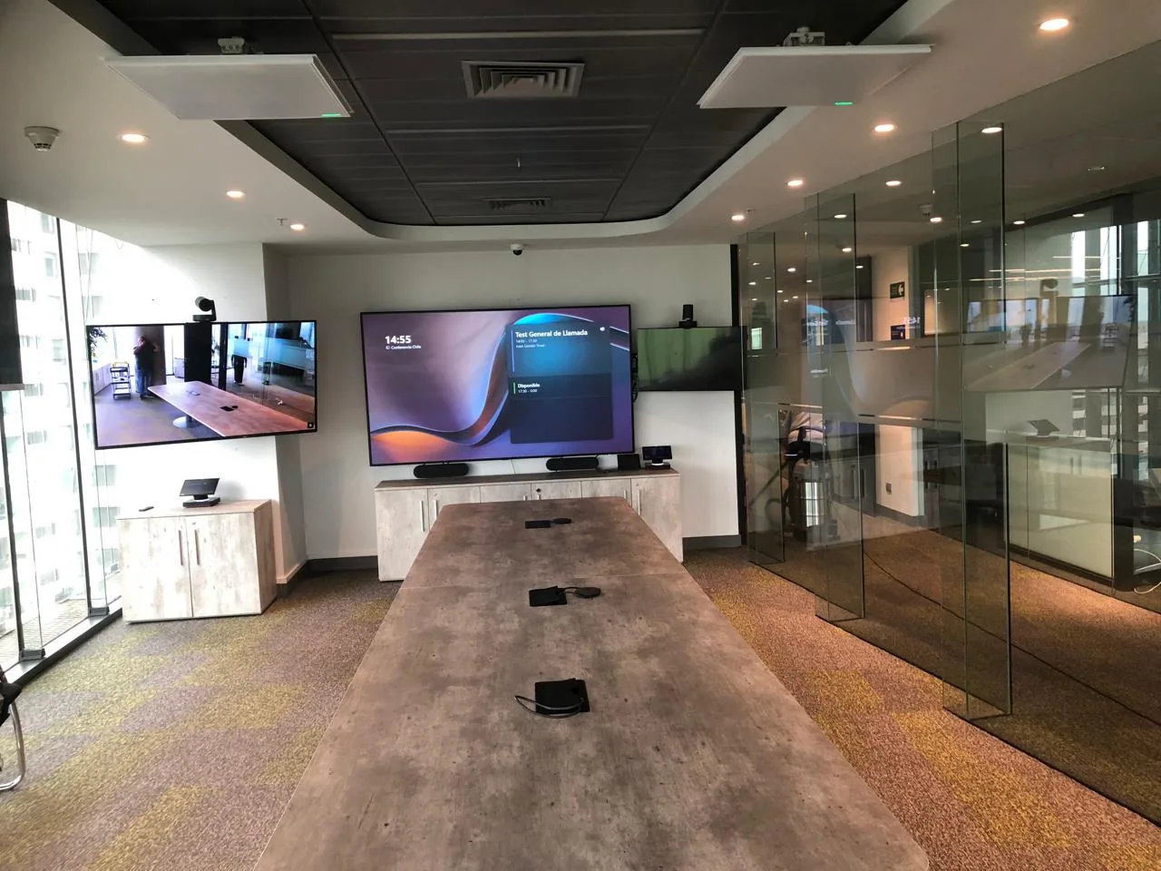Sala de conferências com Teams Room e tela dupla — instalação Cynersis