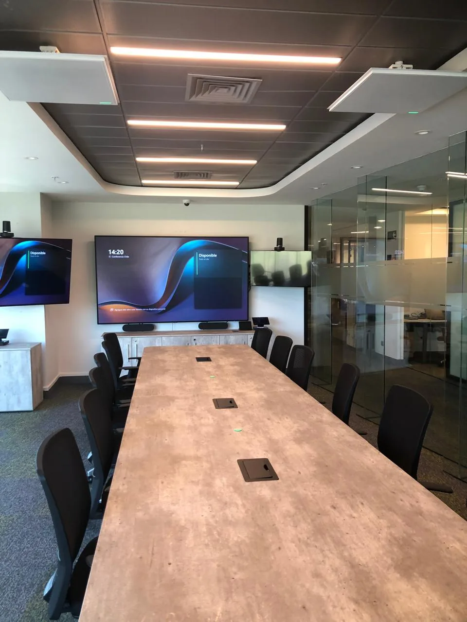 Sala de treinamento com Teams Room ativo — instalação Cynersis