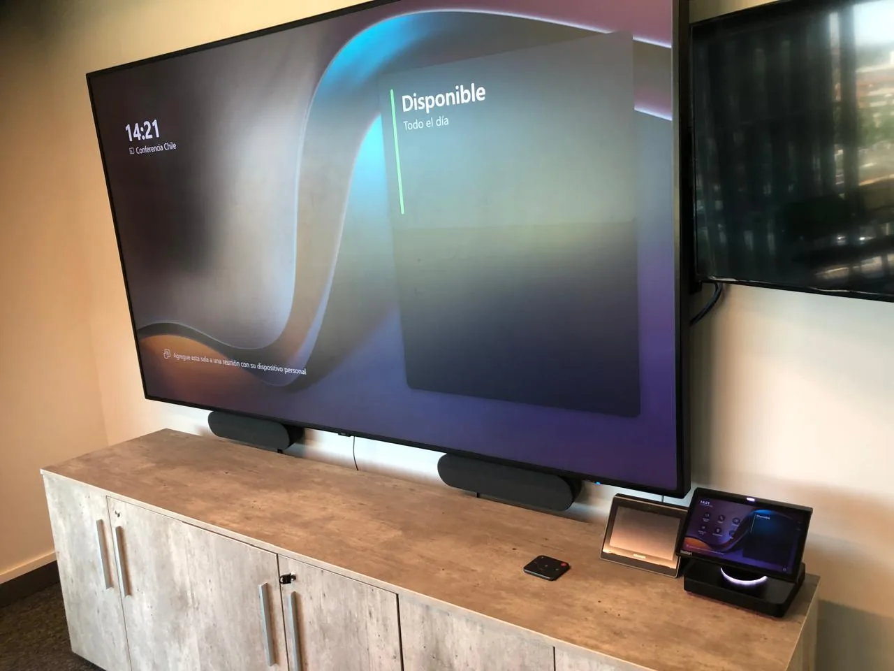 Móvel de sala com Neat controller e barra de som — instalação Cynersis