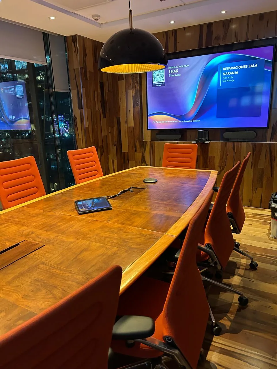 Sala Laranja com controlador Neat e Teams Room ativo — instalação Cynersis
